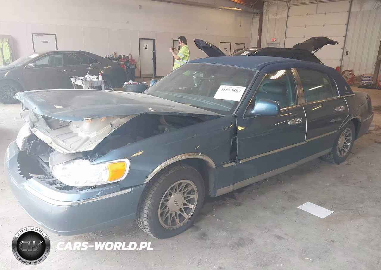 2001 Lincoln Town Car Signature VIN:1LNHM82W61Y737516 - 2