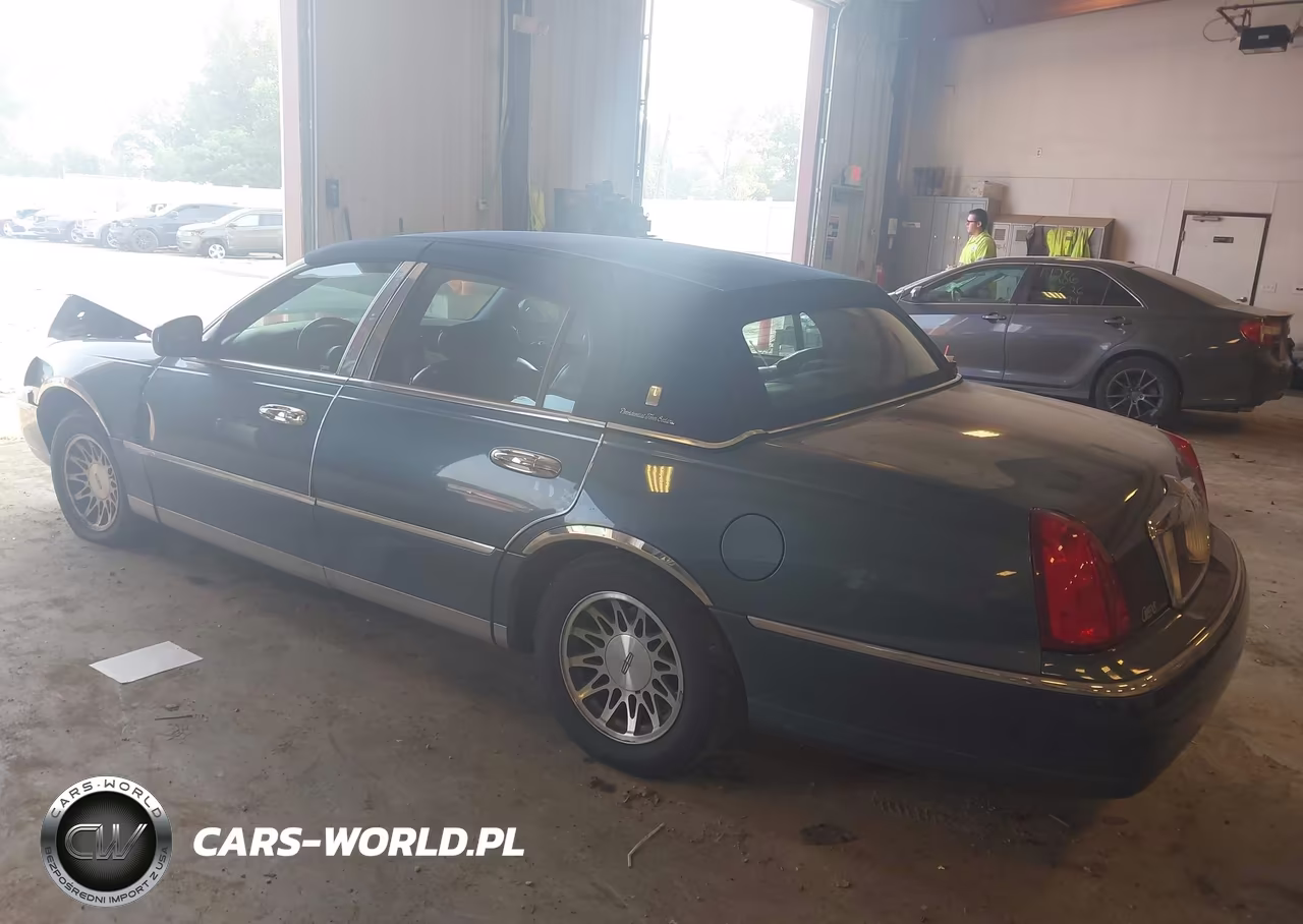 2001 Lincoln Town Car Signature VIN:1LNHM82W61Y737516 - 3