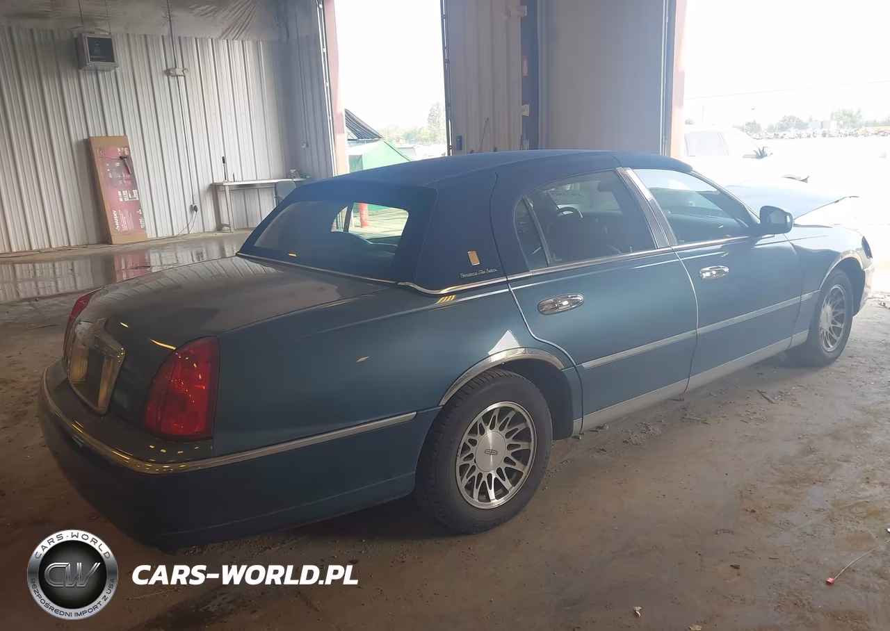 2001 Lincoln Town Car Signature VIN:1LNHM82W61Y737516 - 4