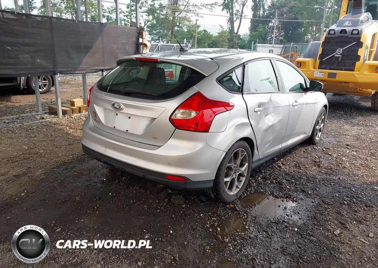 2014 Ford Focus Se VIN:1FADP3K25EL357182 - 4