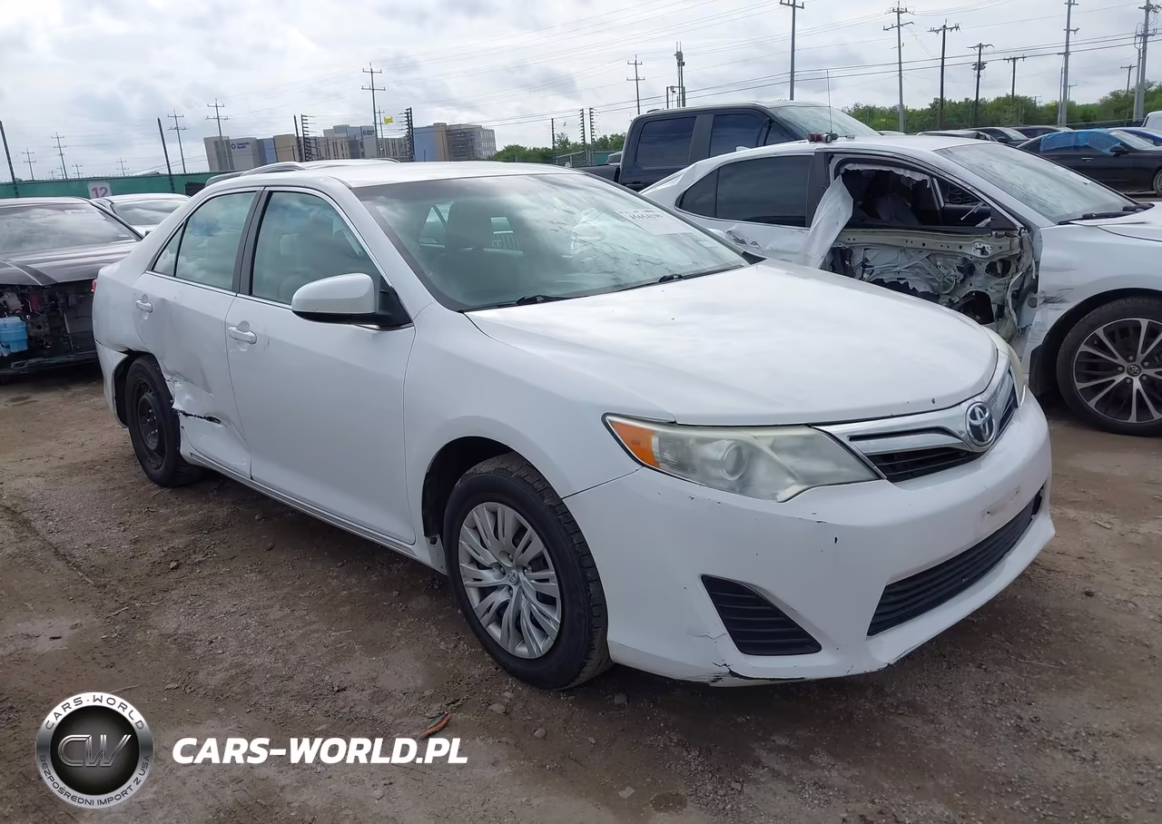2014 Toyota Camry Le – zdjęcie 1 z 17