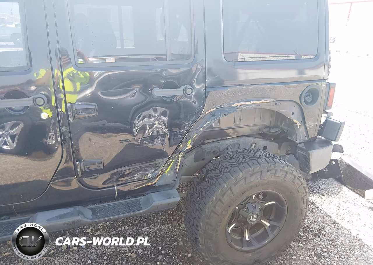 2015 Jeep Wrangler Unlimited Sahara VIN:1C4HJWEGXFL526894 - 6