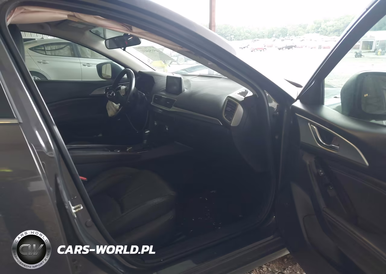 2018 Mazda Mazda3 Touring VIN:3MZBN1L33JM226504 - 5