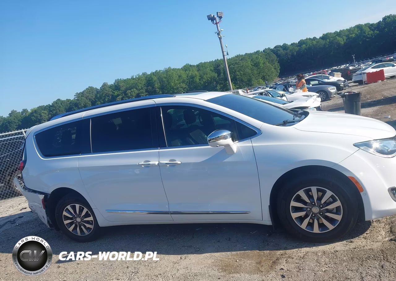 2020 Chrysler Pacifica Hybrid Limited VIN:2C4RC1N70LR127447 - 13