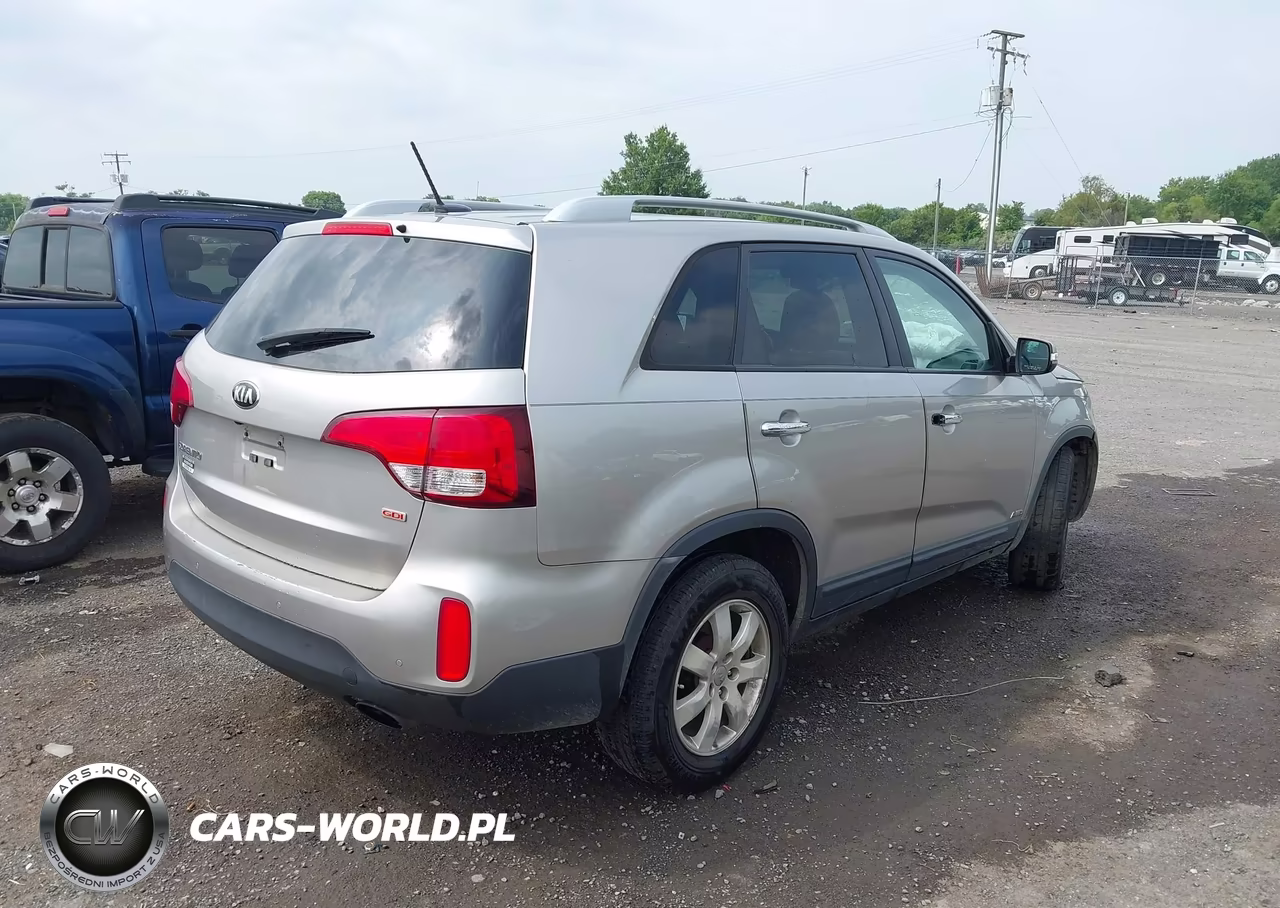 2014 Kia Sorento Lx V6 VIN:5XYKTDA76EG545897 - 4