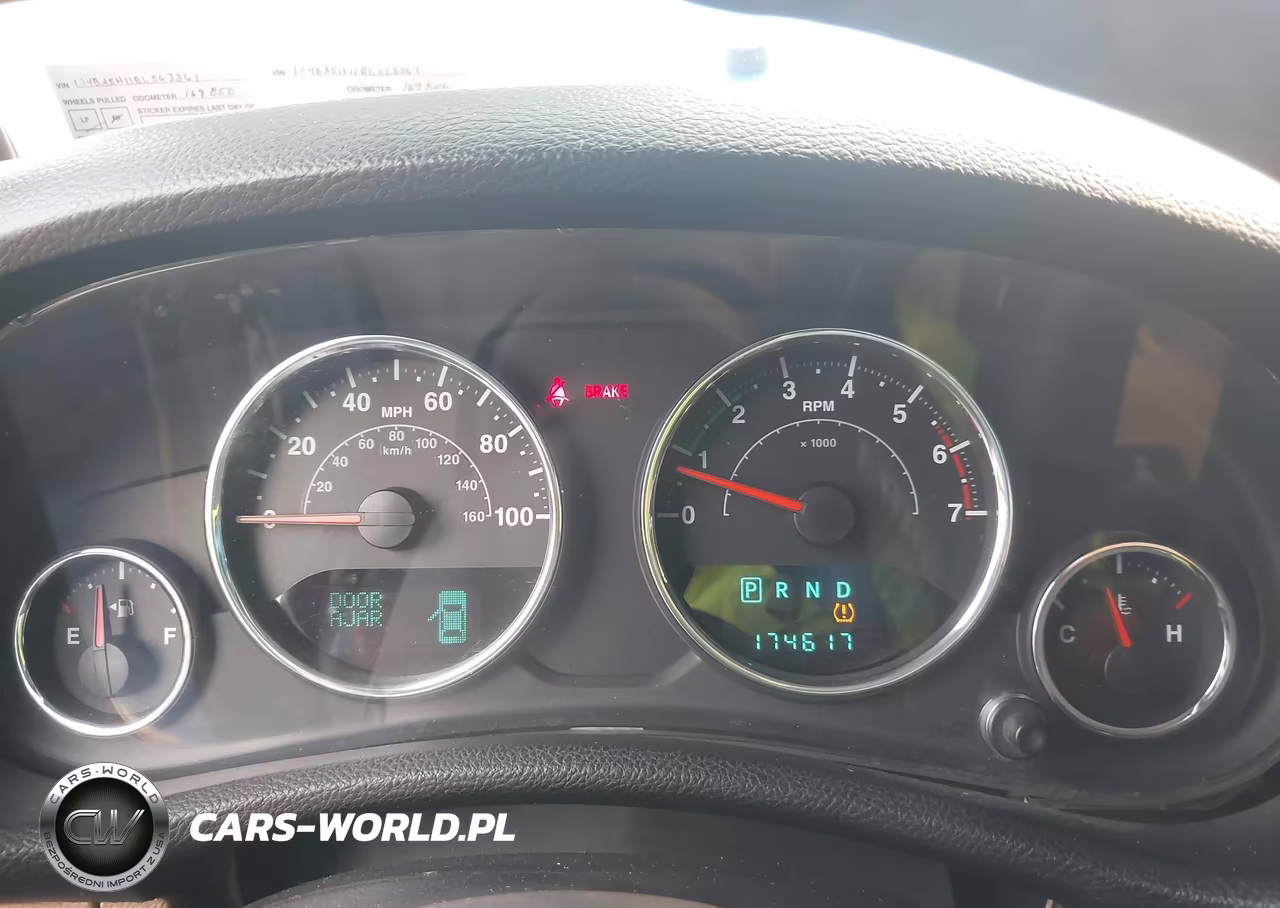 2011 Jeep Wrangler Unlimited Sahara VIN:1J4BA5H11BL563361 - 7