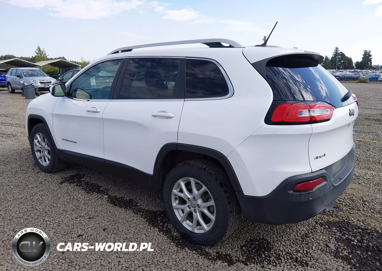 2018 Jeep Cherokee Latitude 4X4 VIN:1C4PJMCB4JD528652 - 3