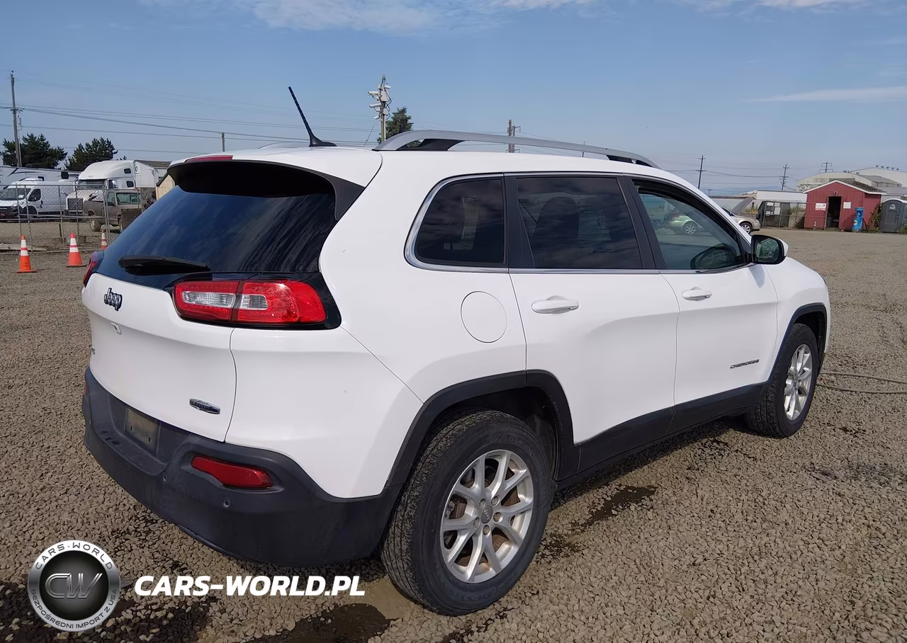 2018 Jeep Cherokee Latitude 4X4 VIN:1C4PJMCB4JD528652 - 4
