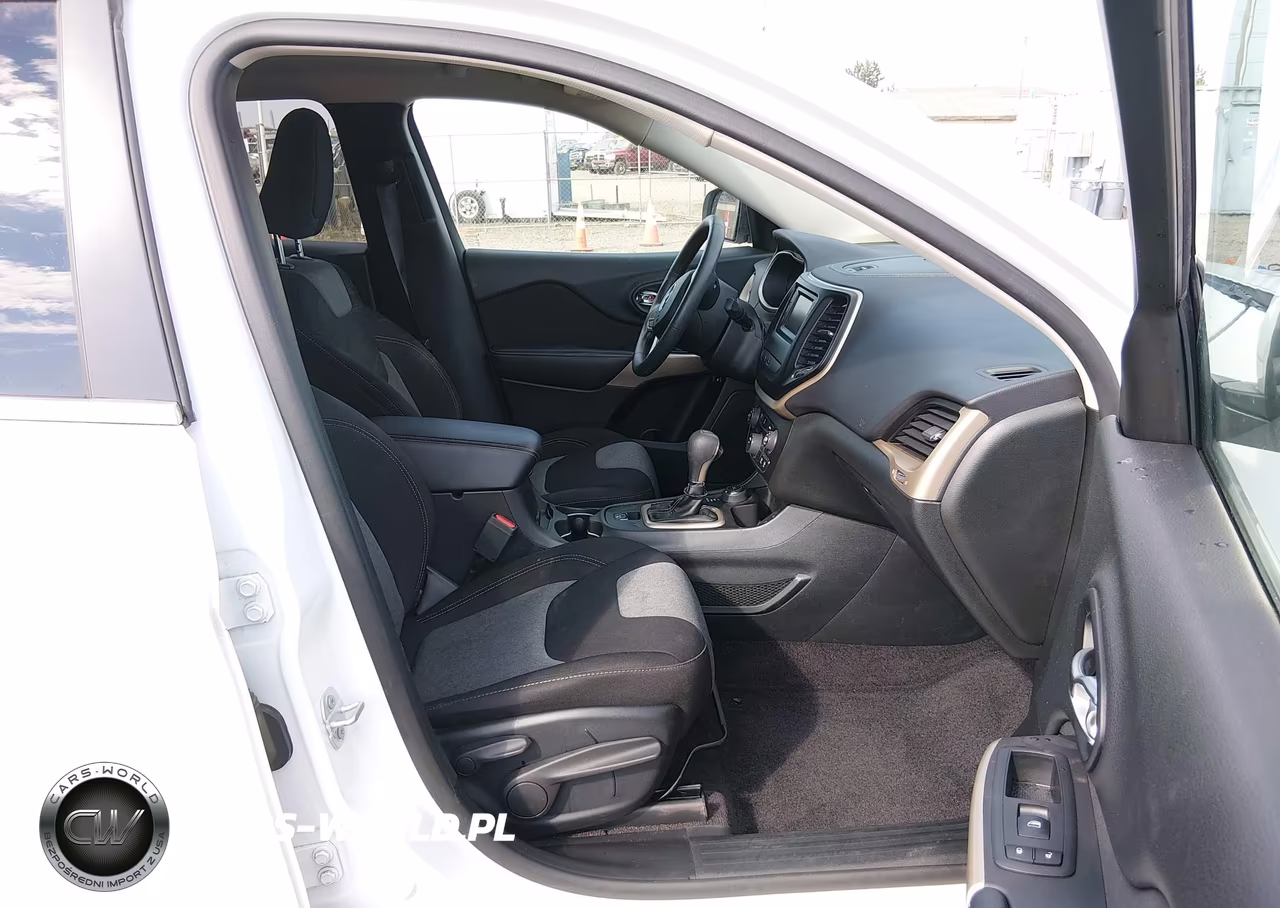 2018 Jeep Cherokee Latitude 4X4 VIN:1C4PJMCB4JD528652 - 5