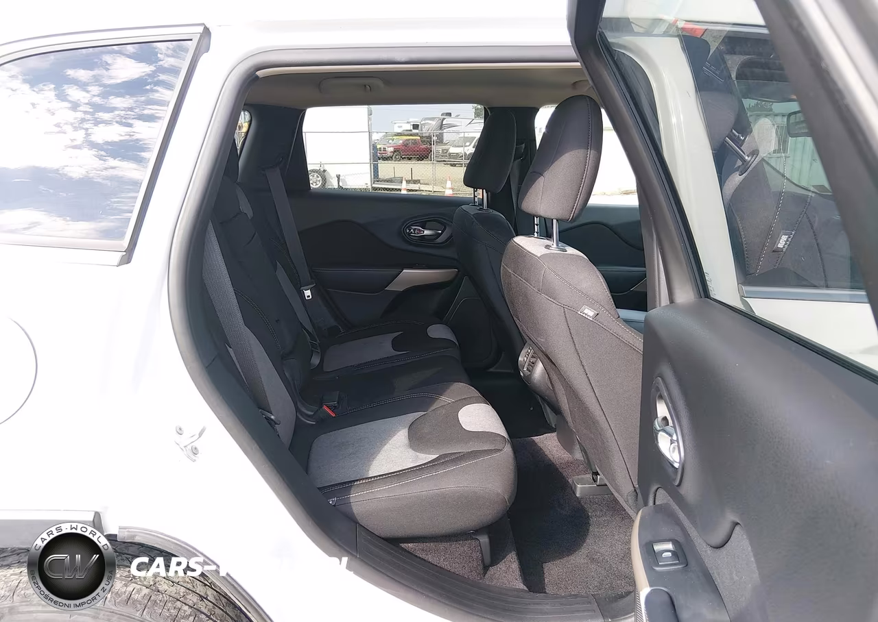 2018 Jeep Cherokee Latitude 4X4 VIN:1C4PJMCB4JD528652 - 8