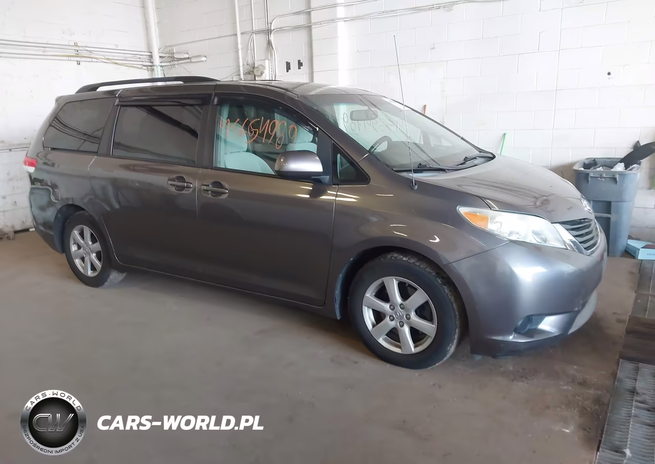 2012 Toyota Sienna Le V6 8 Passenger