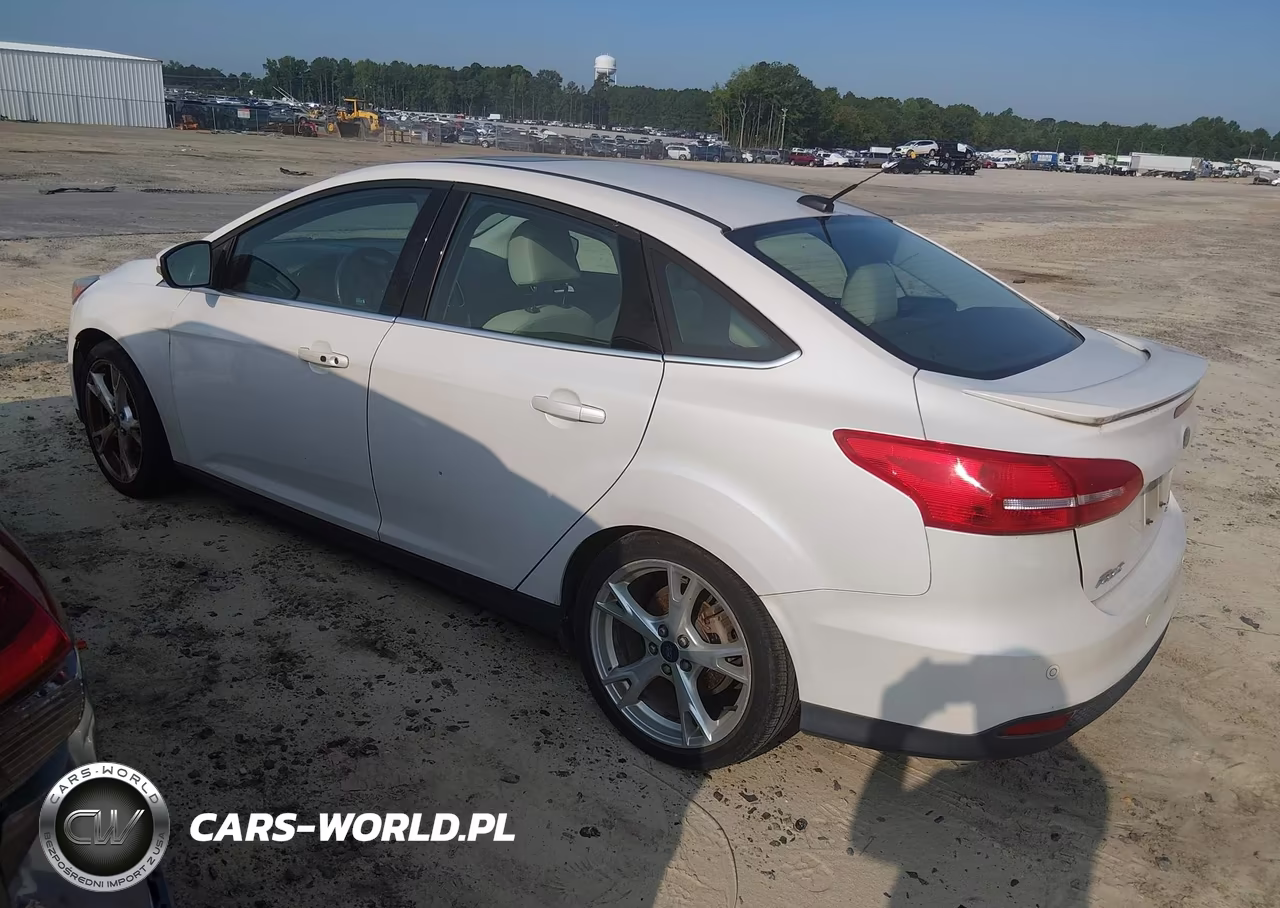 2015 Ford Focus Titanium VIN:1FADP3J24FL209334 - 3