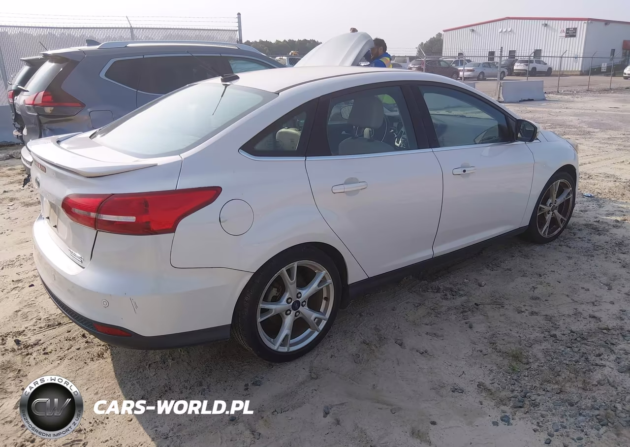 2015 Ford Focus Titanium VIN:1FADP3J24FL209334 - 4