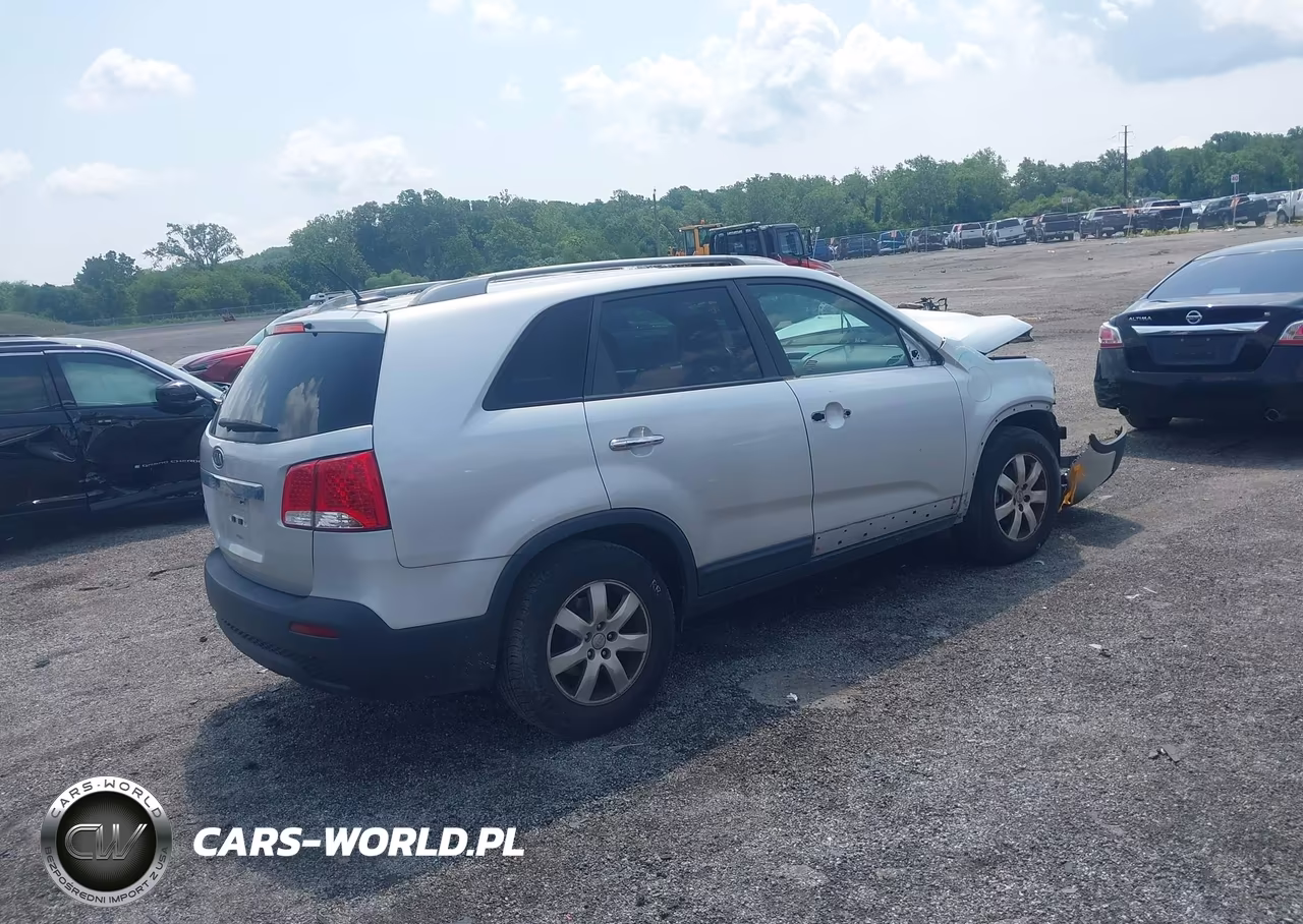 2013 Kia Sorento Lx V6 VIN:5XYKTDA20DG318918 - 4