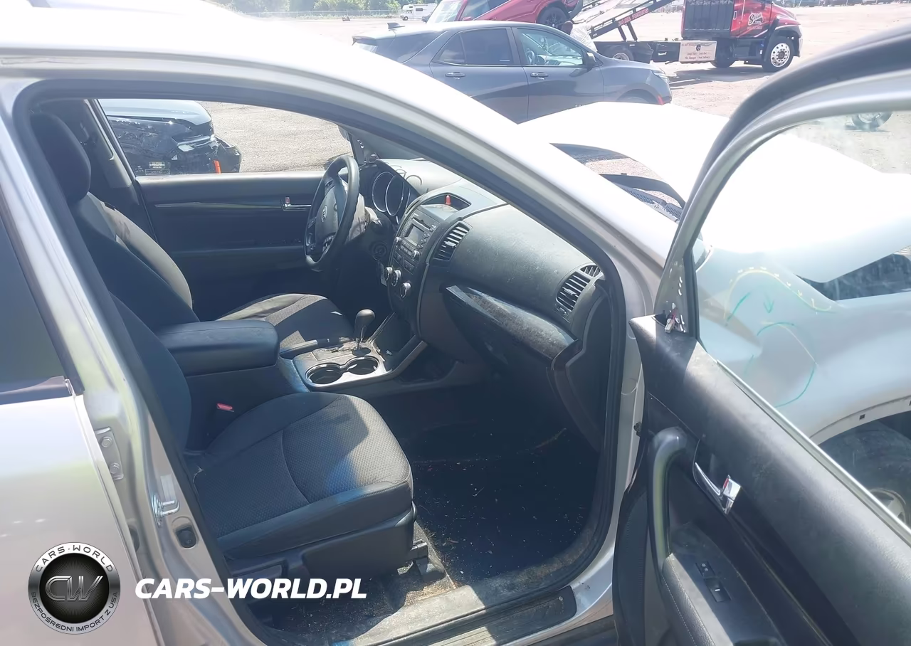 2013 Kia Sorento Lx V6 VIN:5XYKTDA20DG318918 - 5