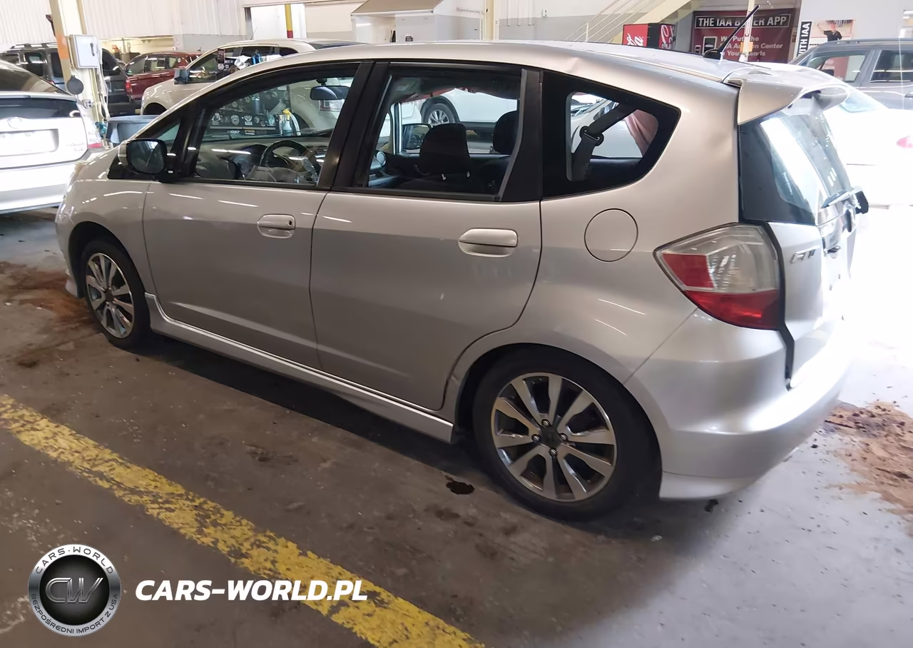 2013 Honda Fit Sport VIN:JHMGE8H50DC036689 - 3