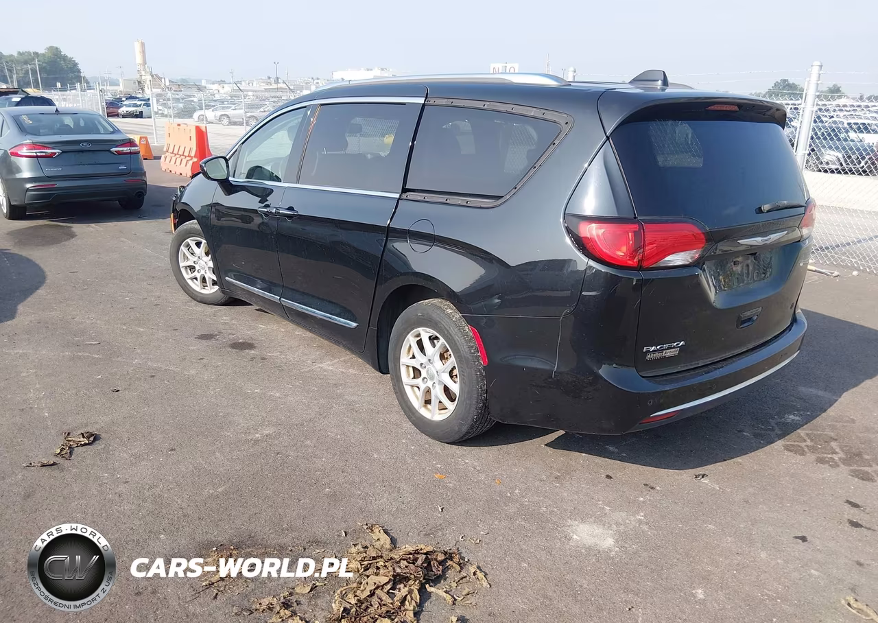 2020 Chrysler Pacifica Touring L VIN:2C4RC1BG3LR284863 - 3