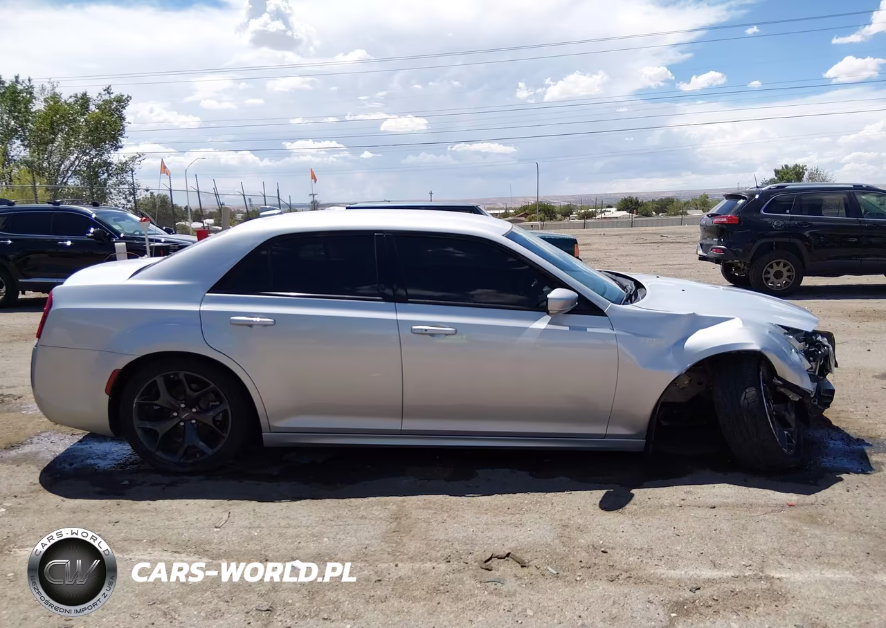 2023 Chrysler 300 Touring L VIN:2C3CCADG3PH580968 - 13