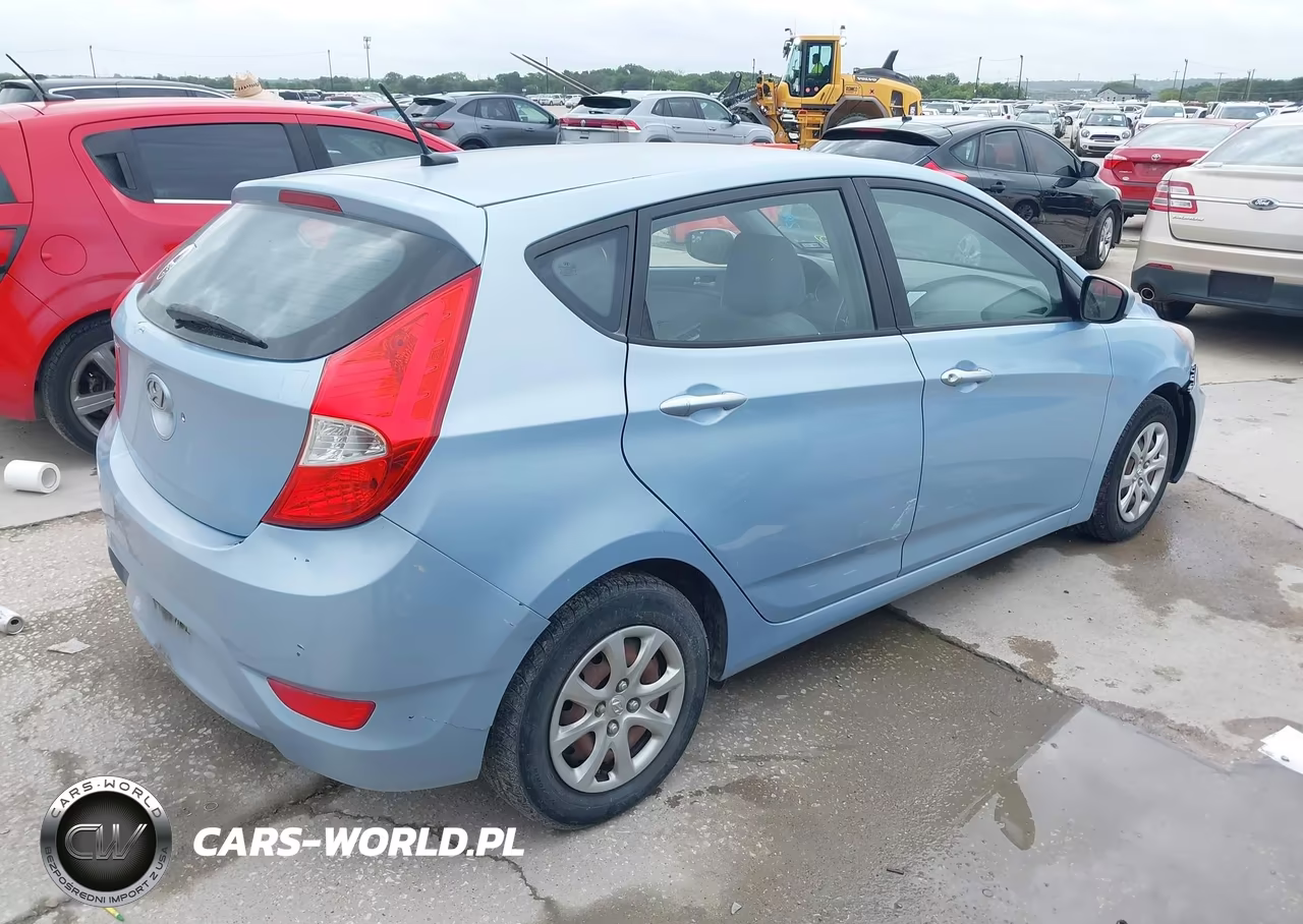 2014 Hyundai Accent Gs VIN:KMHCT5AE5EU141377 - 4
