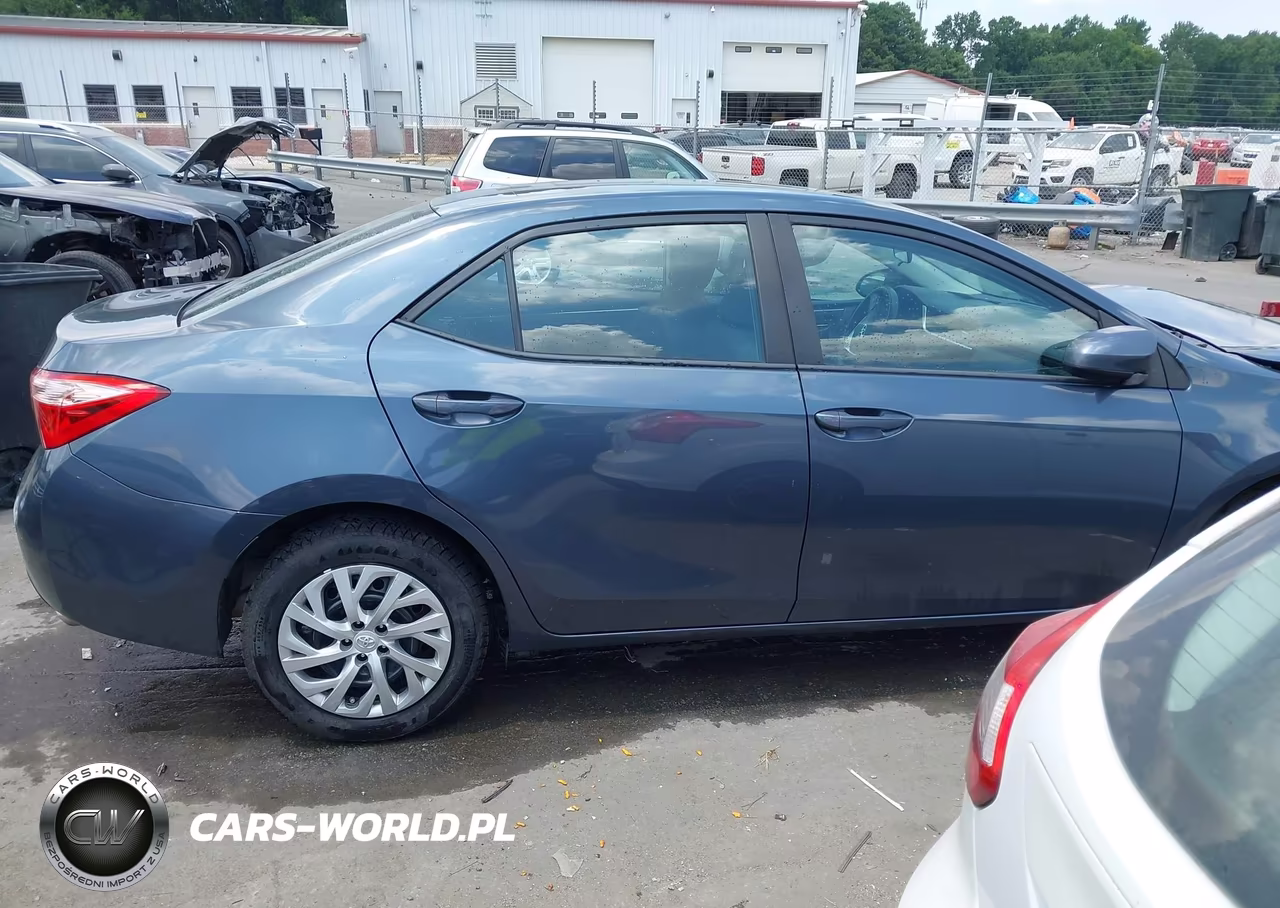 2018 Toyota Corolla Le VIN:5YFBURHE5JP791103 - 13