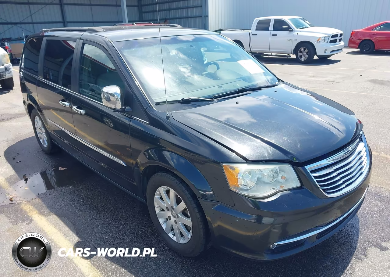 2013 Chrysler Town & Country Touring – zdjęcie 1 z 12