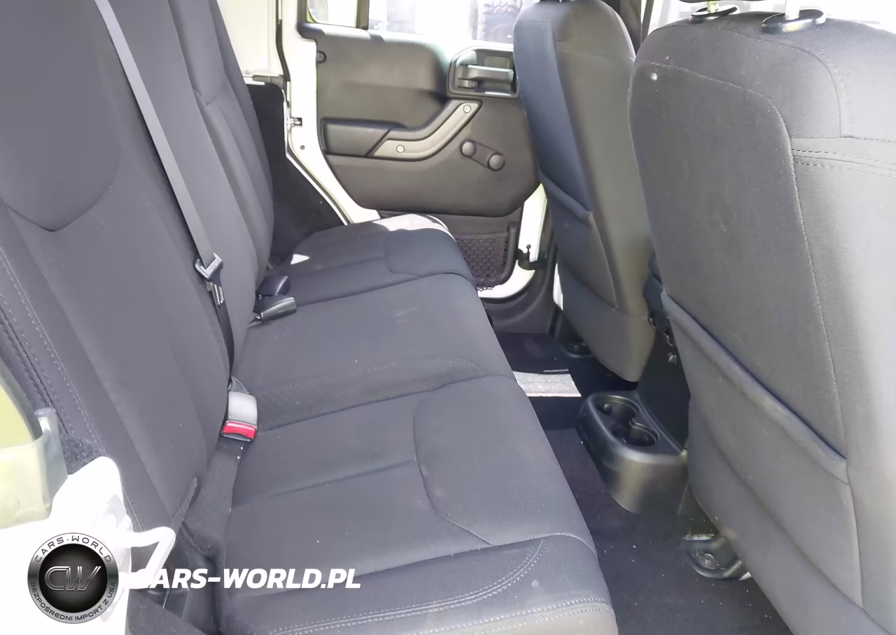 2016 Jeep Wrangler Unlimited Sport VIN:1C4BJWDG0GL310318 - 8