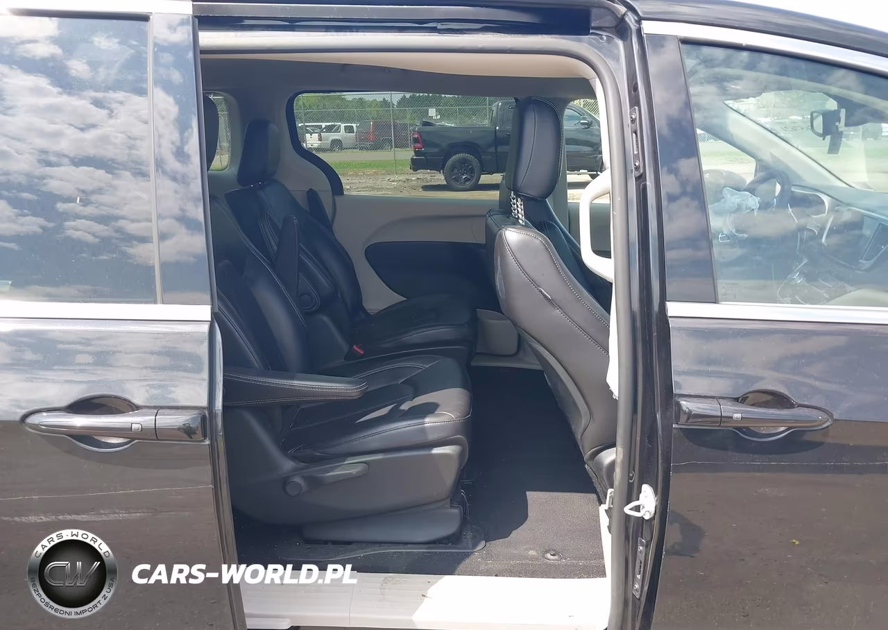 2023 Chrysler Pacifica Hybrid Touring L VIN:2C4RC1L72PR632107 - 8