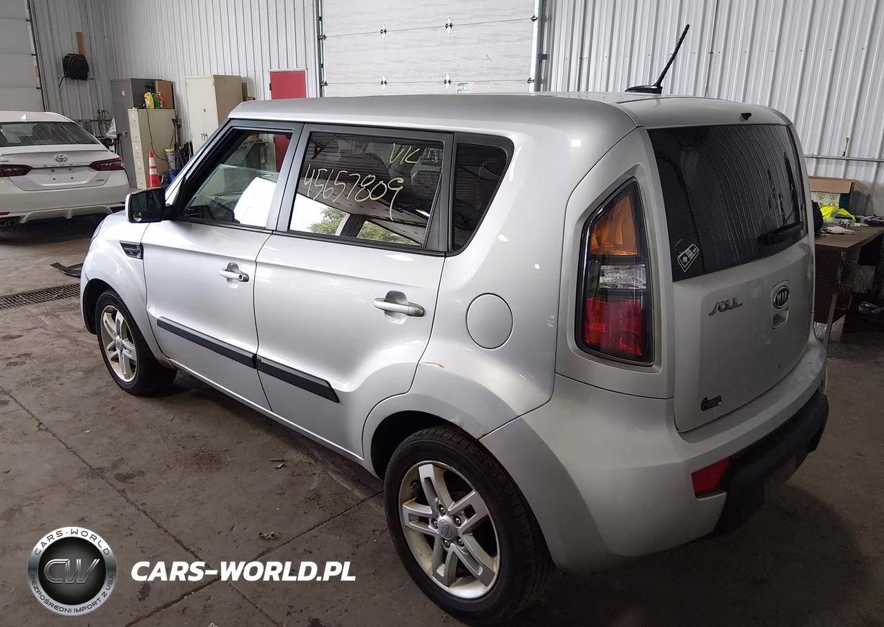 2011 Kia Soul + VIN:KNDJT2A27B7310373 - 3