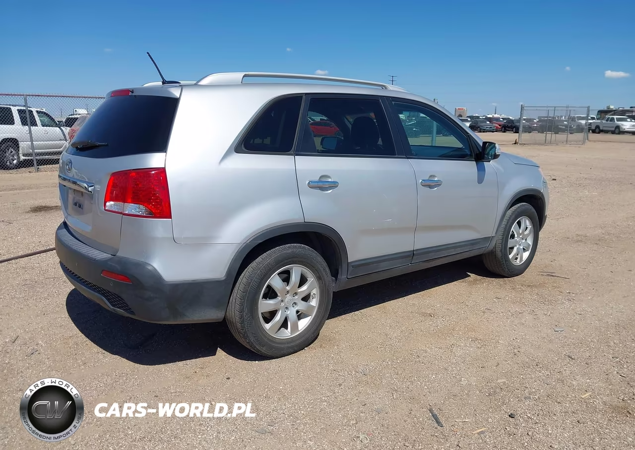 2011 Kia Sorento Lx VIN:5XYKT3A12BG140069 - 4