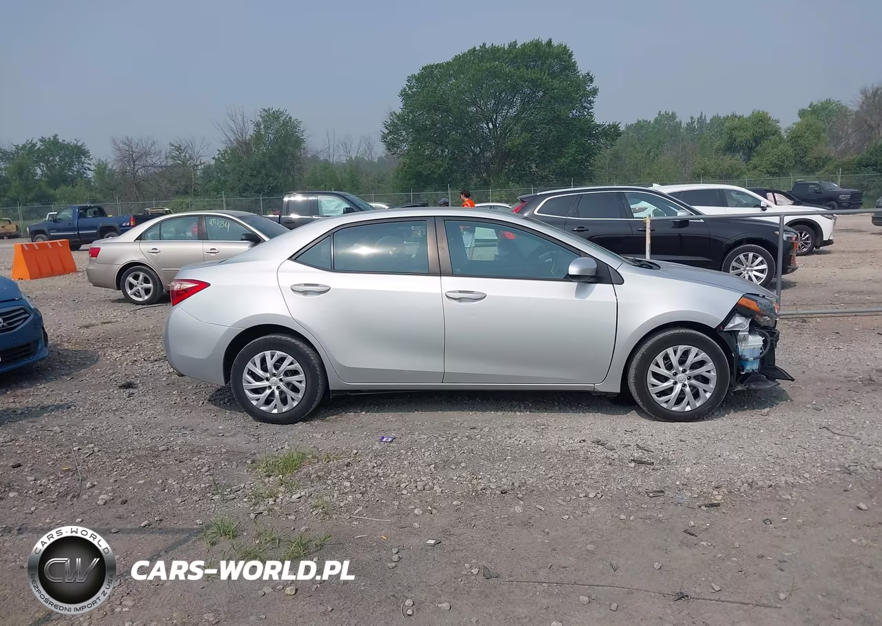 2018 Toyota Corolla Le VIN:5YFBURHE8JP744647 - 14