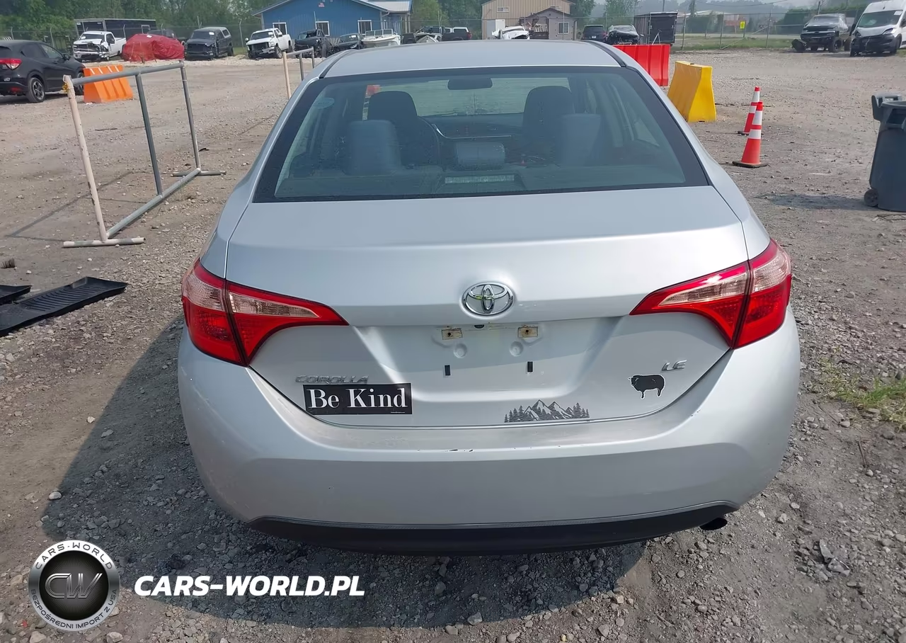 2018 Toyota Corolla Le VIN:5YFBURHE8JP744647 - 17