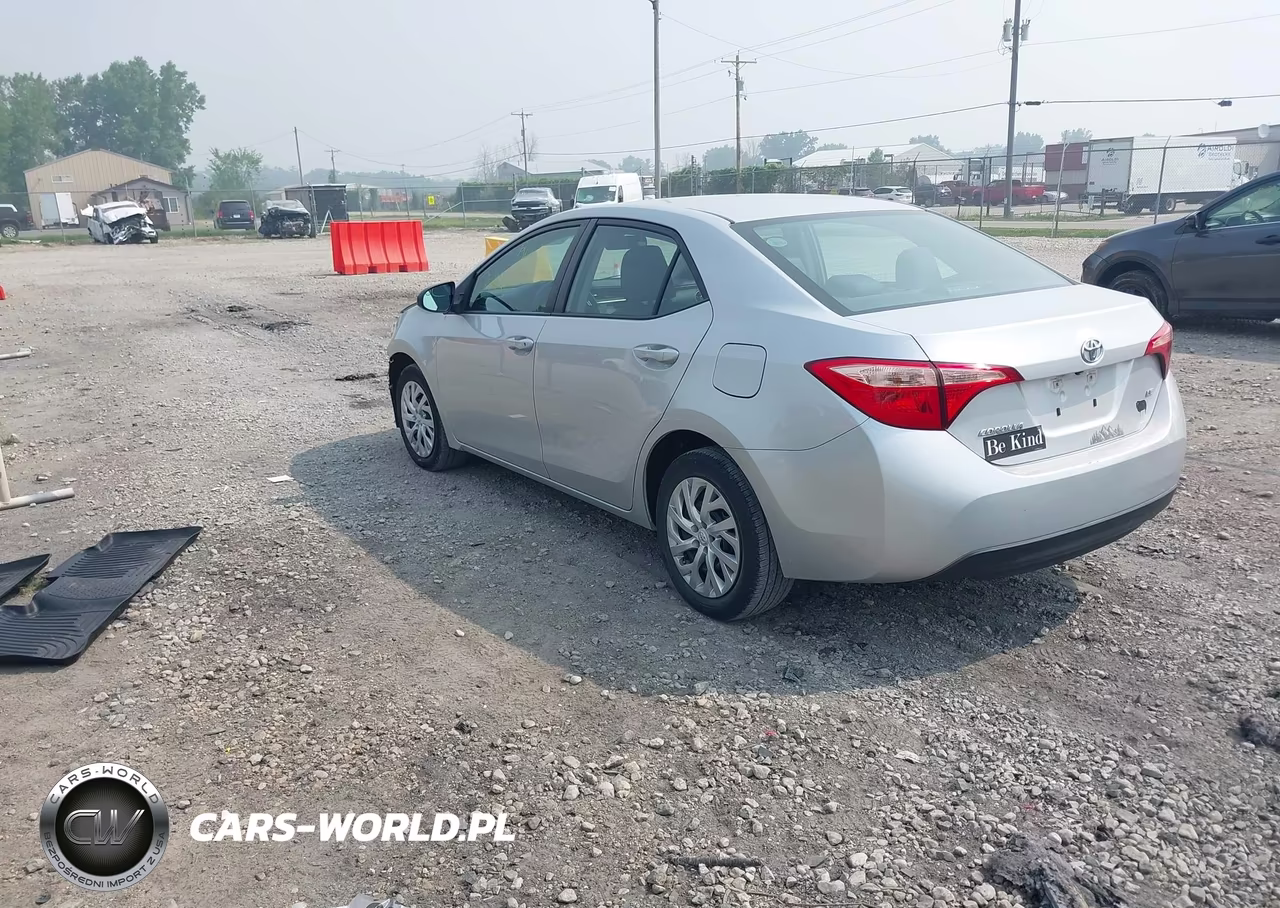 2018 Toyota Corolla Le VIN:5YFBURHE8JP744647 - 3