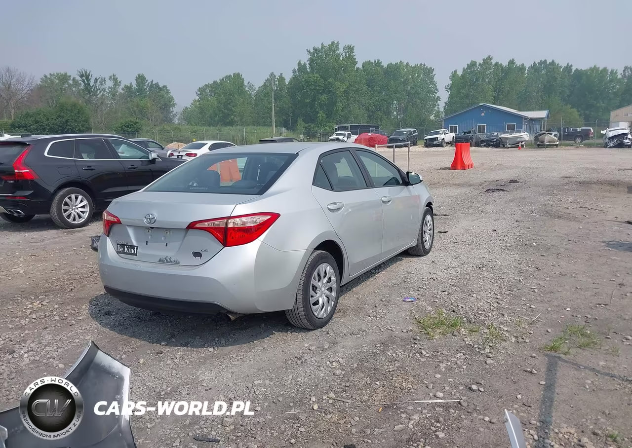 2018 Toyota Corolla Le VIN:5YFBURHE8JP744647 - 4