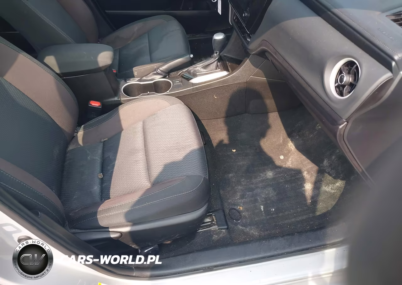 2018 Toyota Corolla Le VIN:5YFBURHE8JP744647 - 5