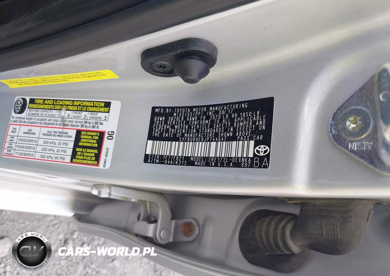 2018 Toyota Corolla Le VIN:5YFBURHE8JP744647 - 9