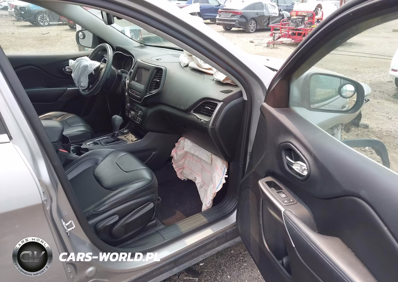 2019 Jeep Cherokee Latitude Plus 4X4 VIN:1C4PJMLX9KD138224 - 5