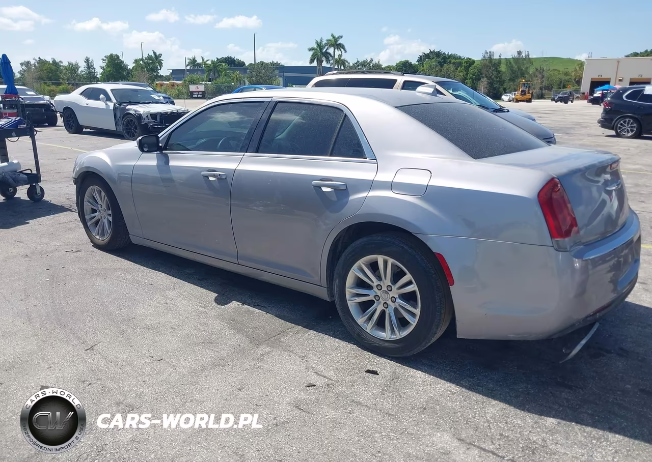 2017 Chrysler 300 Limited VIN:2C3CCAAG8HH512025 - 3