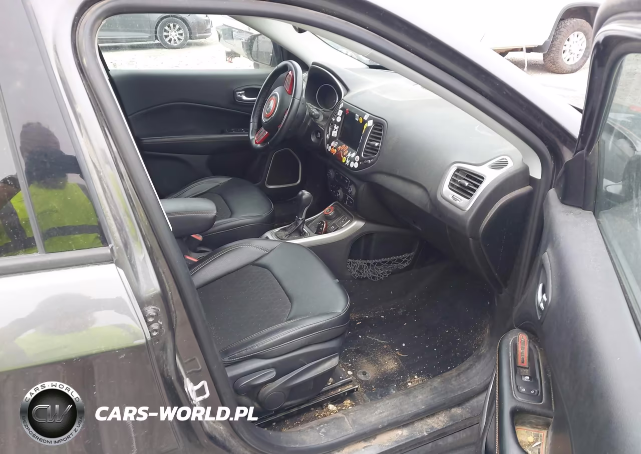 2019 Jeep Compass Latitude 4X4 VIN:3C4NJDBB0KT645651 - 5