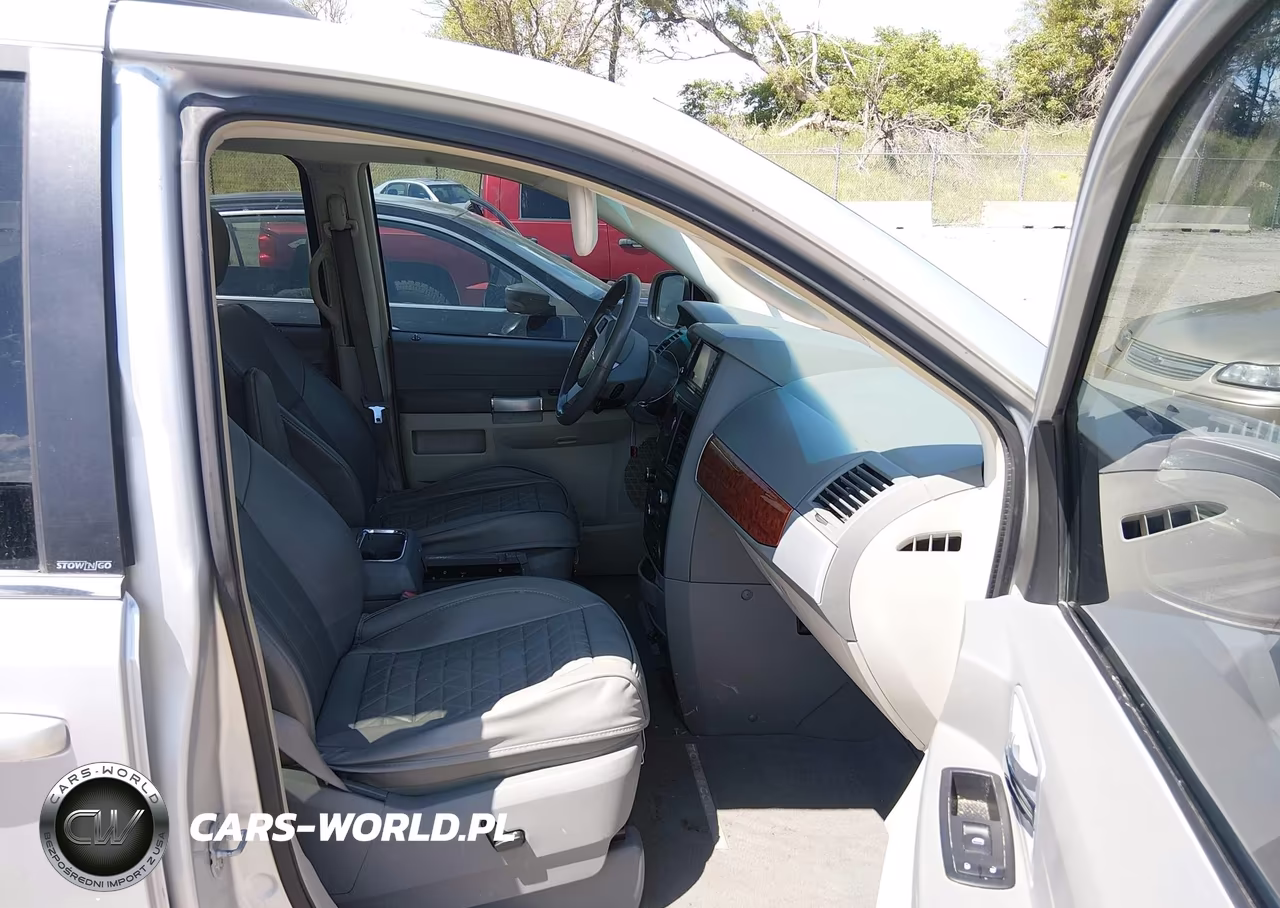 2008 Chrysler Town & Country Touring VIN:2A8HR54P48R829628 - 5