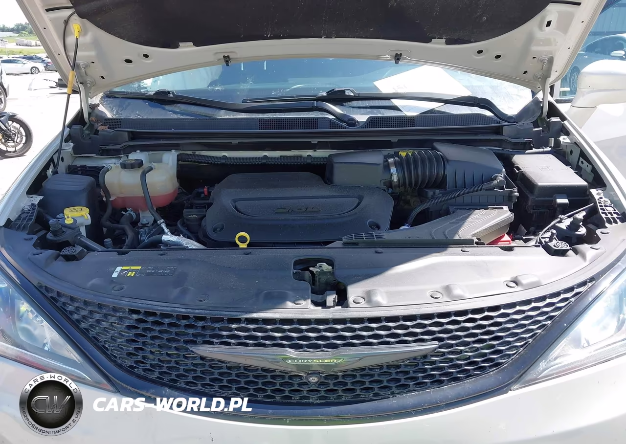 2019 Chrysler Pacifica Touring L Plus VIN:2C4RC1EG7KR733536 - 10