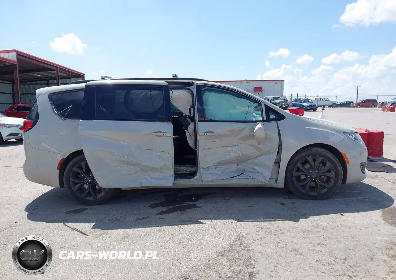 2019 Chrysler Pacifica Touring L Plus VIN:2C4RC1EG7KR733536 - 13