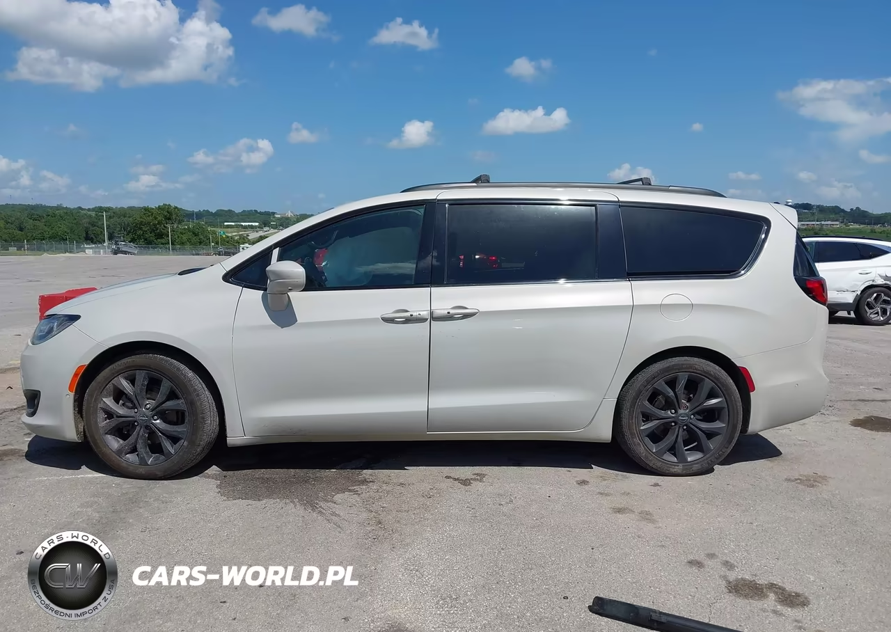 2019 Chrysler Pacifica Touring L Plus VIN:2C4RC1EG7KR733536 - 14