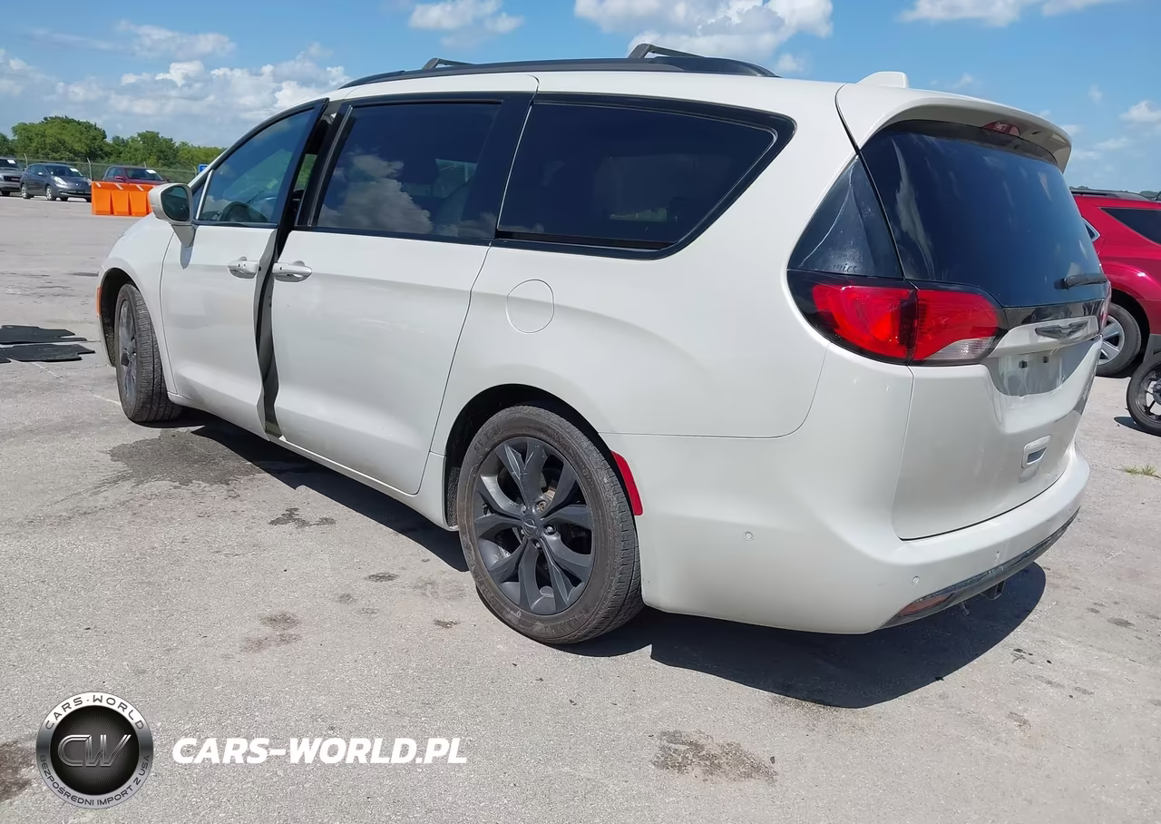 2019 Chrysler Pacifica Touring L Plus VIN:2C4RC1EG7KR733536 - 3
