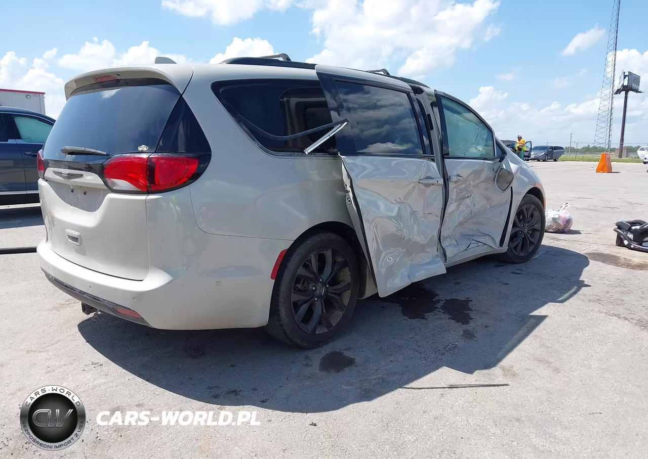 2019 Chrysler Pacifica Touring L Plus VIN:2C4RC1EG7KR733536 - 4