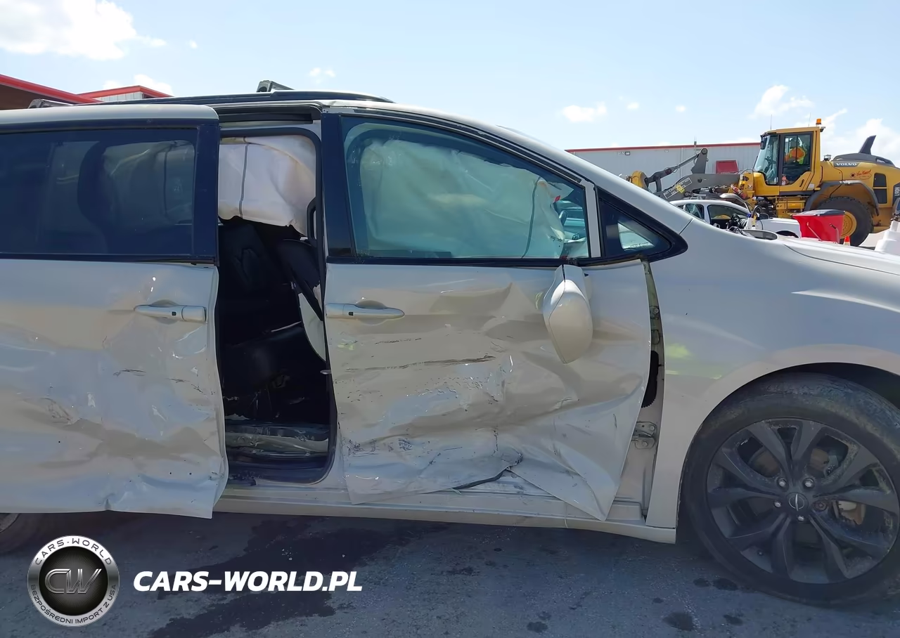 2019 Chrysler Pacifica Touring L Plus VIN:2C4RC1EG7KR733536 - 6