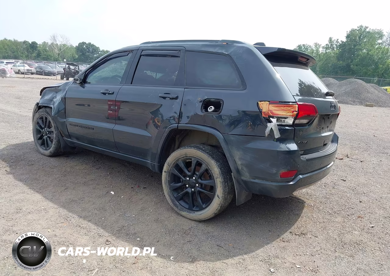 2018 Jeep Grand Cherokee Altitude 4X4 VIN:1C4RJFAG5JC273437 - 3
