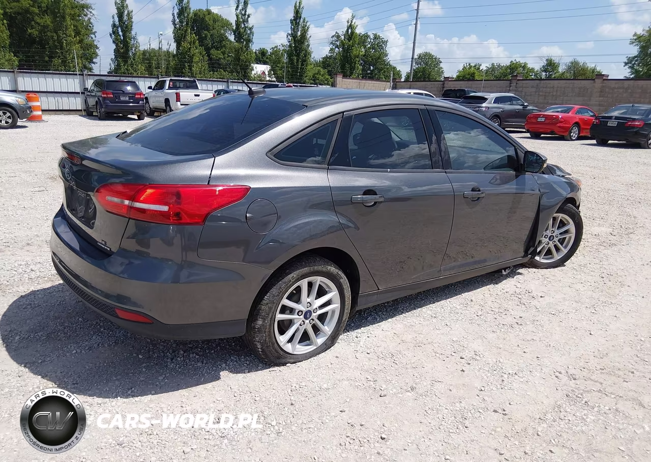 2016 Ford Focus Se VIN:1FADP3F20GL328878 - 4