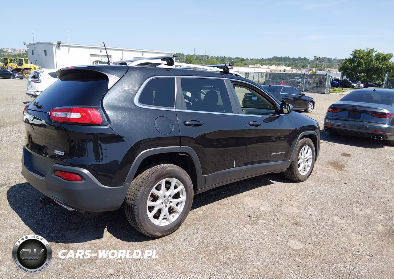 2016 Jeep Cherokee Latitude VIN:1C4PJMCS0GW242732 - 4