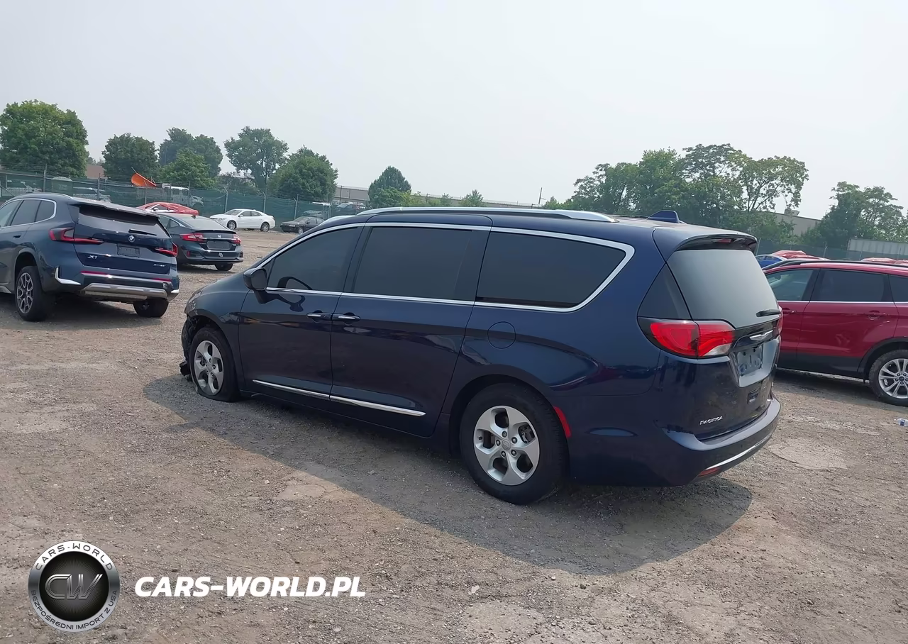 2017 Chrysler Pacifica Touring-L Plus VIN:2C4RC1EG5HR531416 - 3