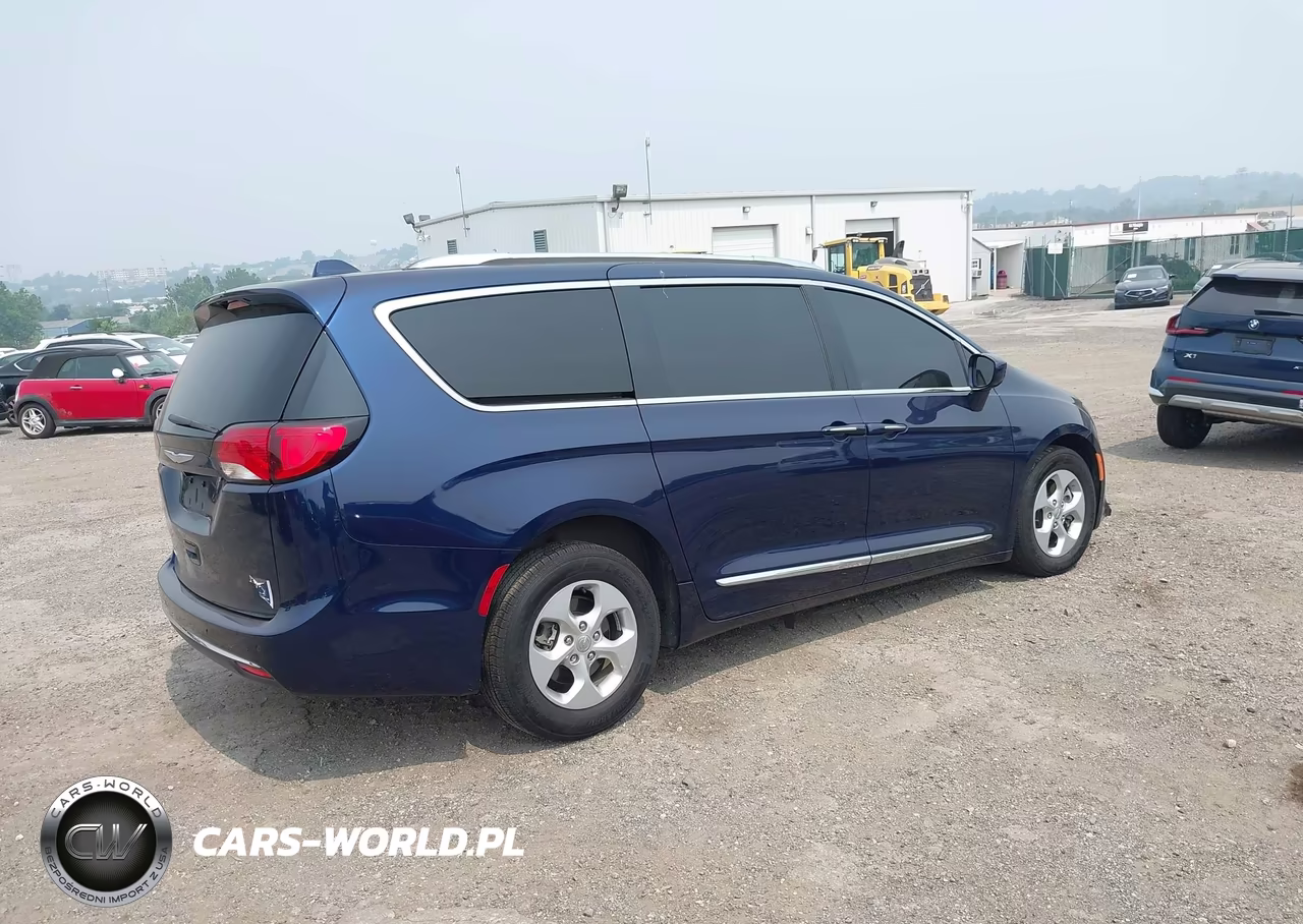 2017 Chrysler Pacifica Touring-L Plus VIN:2C4RC1EG5HR531416 - 4